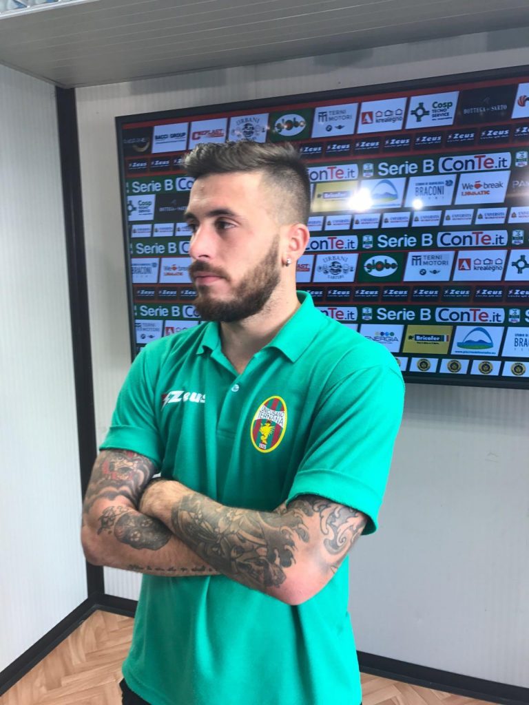 Ternana – Angiulli di precisione calcia il pallone fuori dalla finestra VIDEO