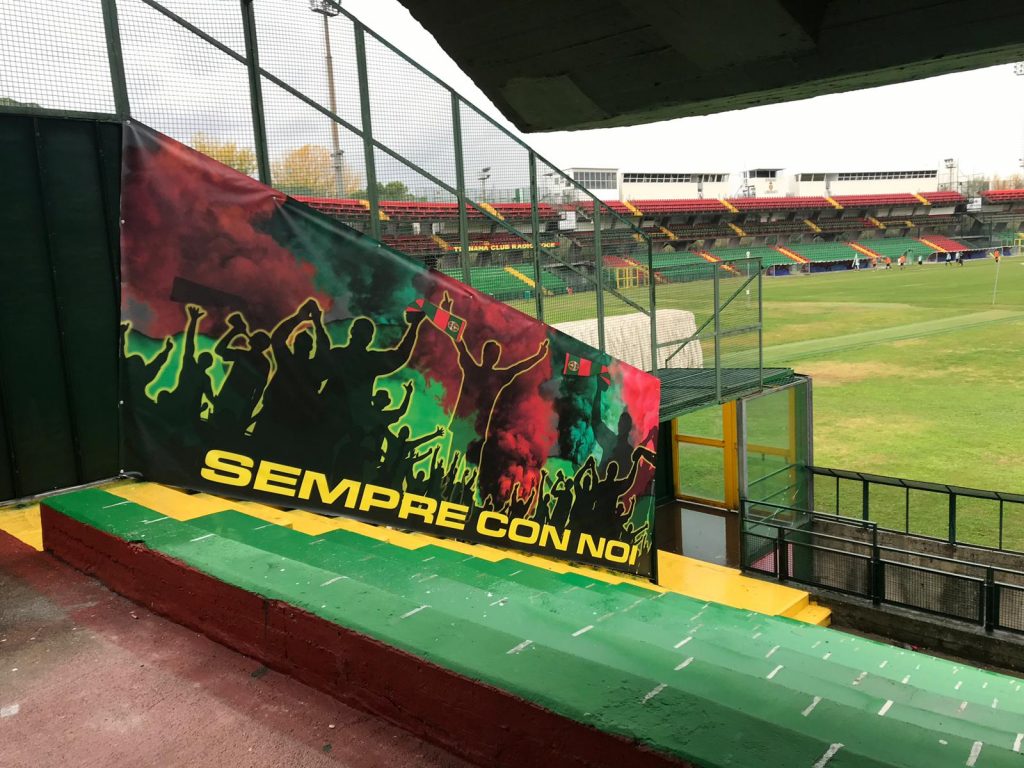 “Sempre con noi”, in curva Est arriva lo striscione in ricordo dei tifosi scomparsi