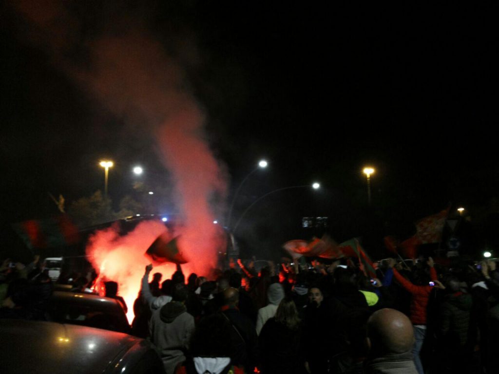 FOTO TN – Fumogeni, cori e sfottò: guardate che spettacolo all’Hotel Garden