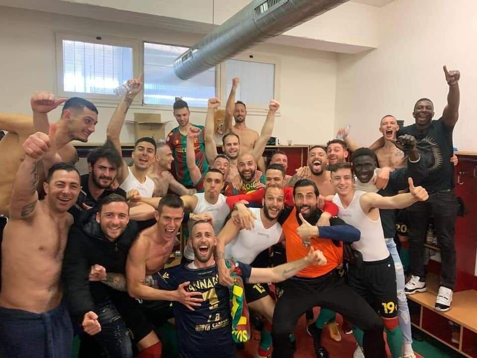 FOTO – Delirio rossoverde! La festa delle Fere nello spogliatoio post-Bari