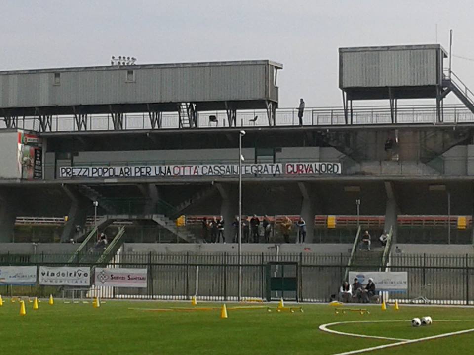 Questo lo striscione comparso stamattina all’antistadio