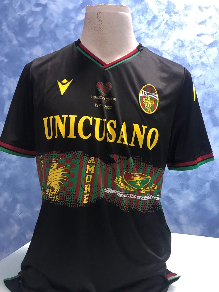 Ternana: ecco anche la terza maglia con omaggio alle curve (la seconda l’aveva fatta vedere il presidente!)