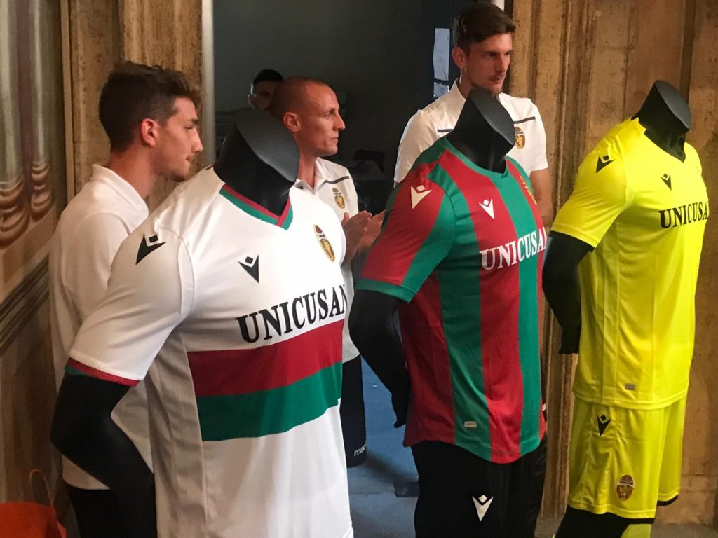 Ternana: tuffo nel passato più bello per le nuove maglie