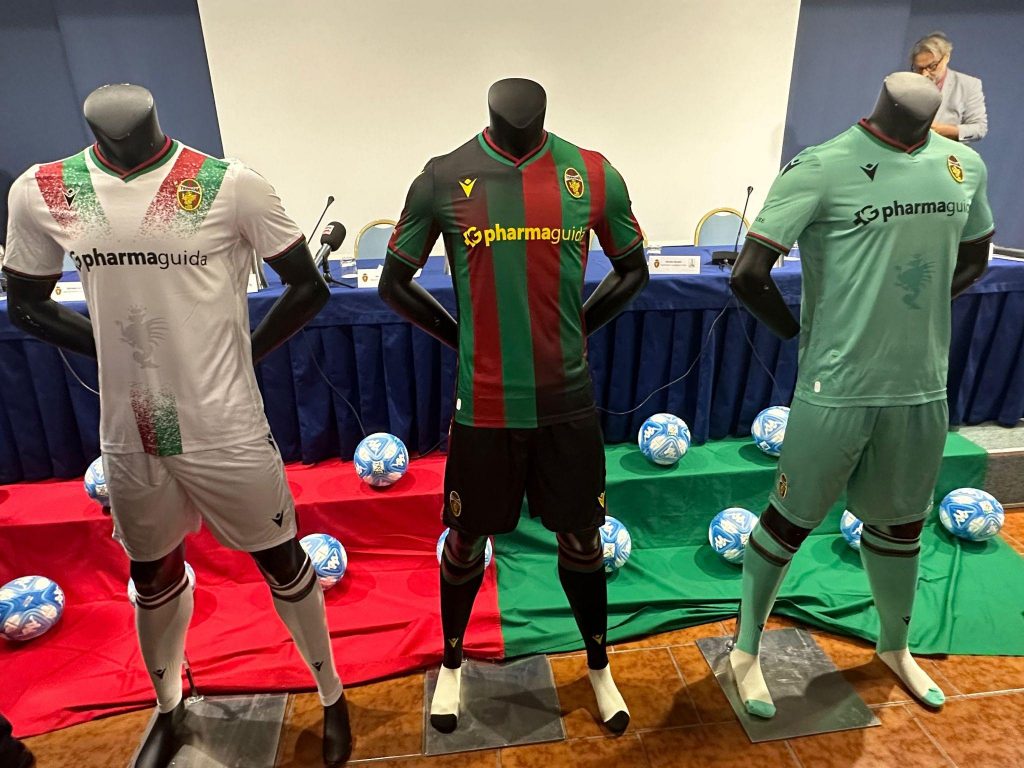 Ternana, presentate le nuove maglie: richiamo al vintage e all’umiltà