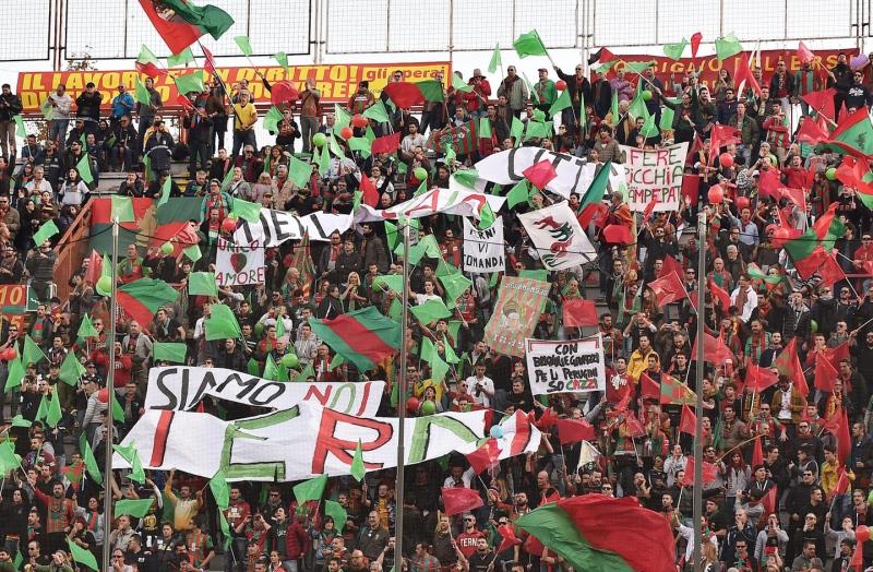 Corsi e ricorsi storici, finisce sempre così: “Perugia rosica” in curva