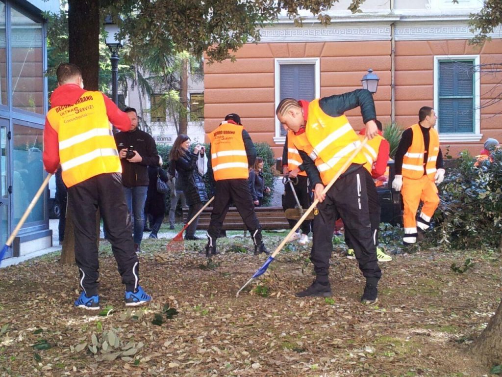 FOTO TN – E la Ternana pulisce il parco della Foresteria!