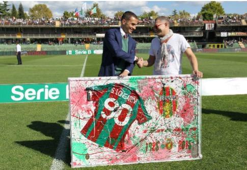 Le foto della consegna della maglia celebrativa creata da Malgioglio a Simone Longarini