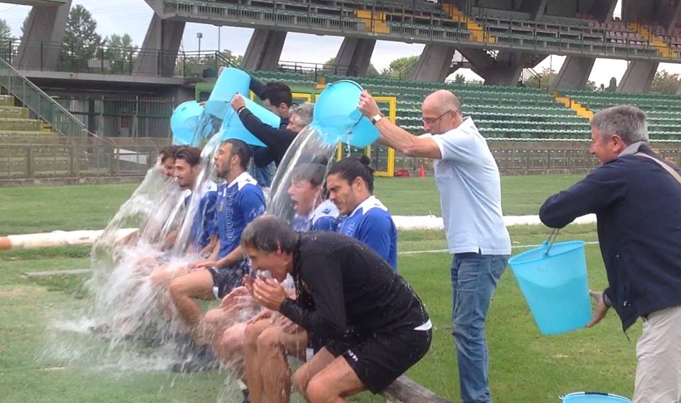 FOTO TN – Giocatori e Tesser partecipano all’ice bucket challenge in onore di Agatino Russo