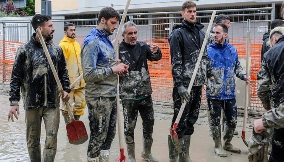 Ex Rossoverdi – A Cesena Toscano e gli altri in strada a spalare il fango