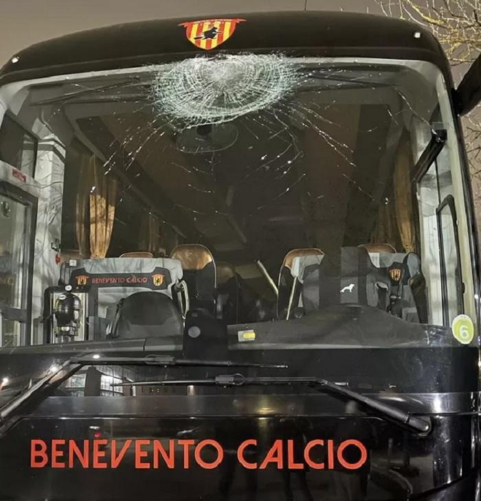 Shock Benevento: lanciato grosso sasso contro il parabrezza dell’autobus