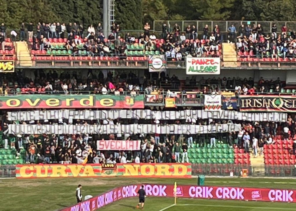 Ternana-Venezia, la Curva Nord si fa sentire