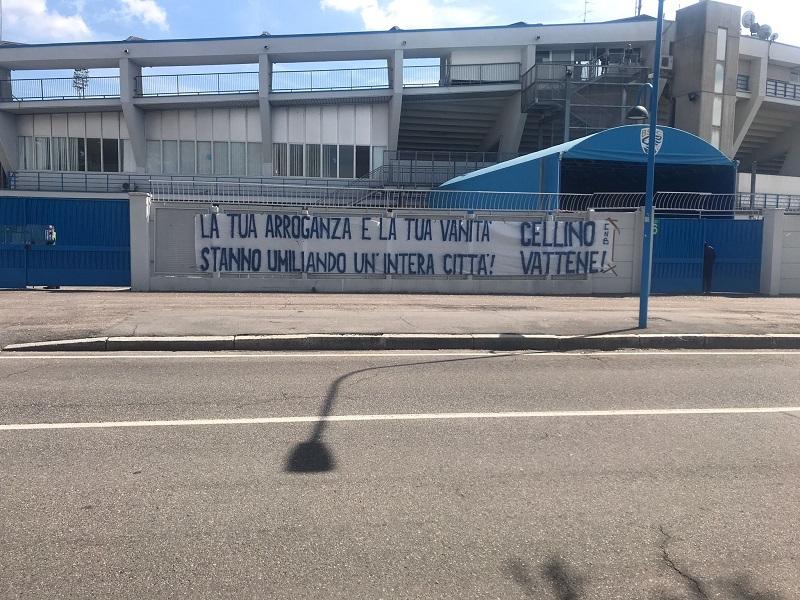 Brescia, striscione contro Cellino: “La tua arroganza e vanità stanno umiliando un’intera città” – FOTO