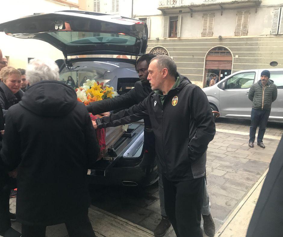 Anche i suoi “ragazzi” per l’ultimo saluto a Claudio Tobia