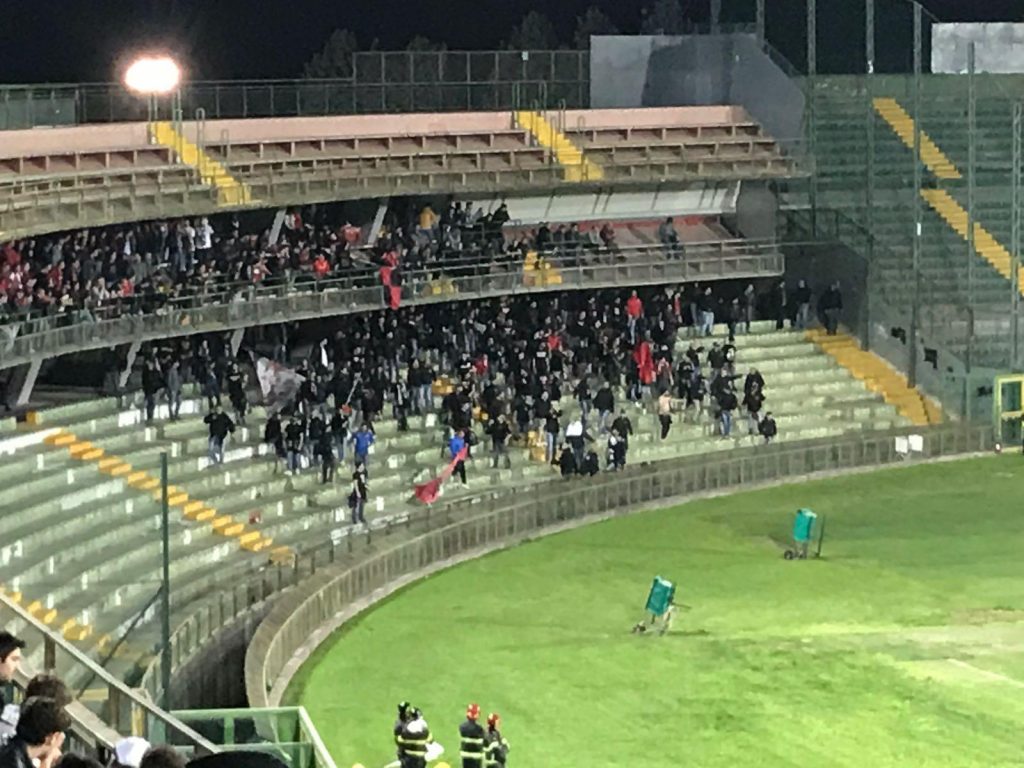 Ternana-Foggia, i tifosi pugliesi lasciano momentaneamente la curva