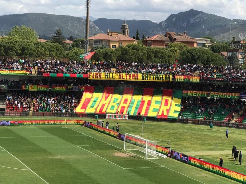 Ternana-Ascoli, la coreografia della Est: “Combattere fino all’ultima battaglia” – FOTO