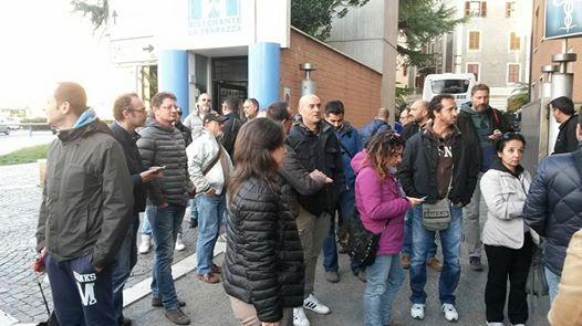 FOTO – Ast, un gruppo di lavoratori ha bloccato il pullman del Trapani