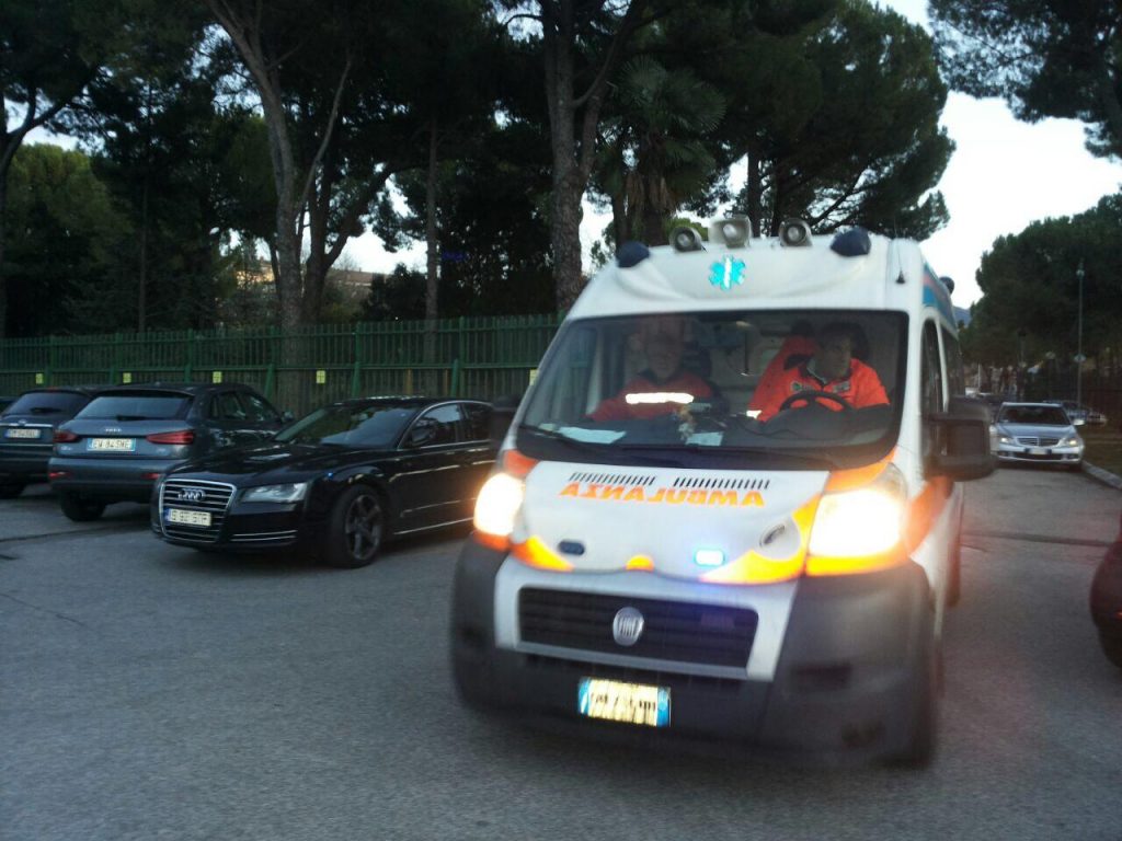 Un brutto infortunio per Gagliardini: scontro duro e barella, poi in ospedale