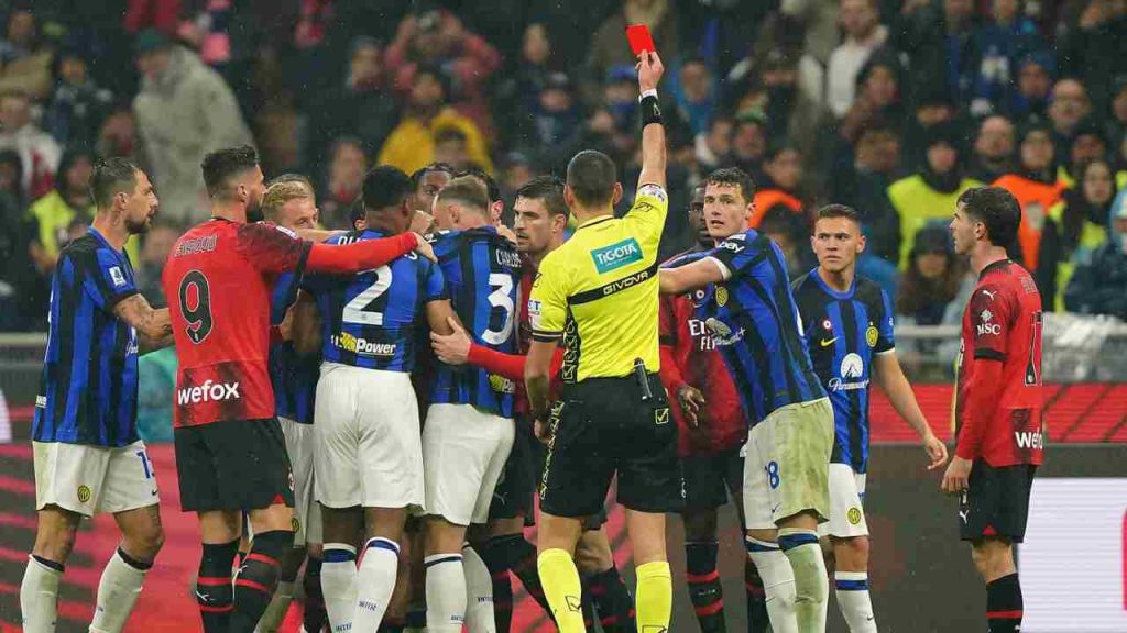 Schiaffi e pugni alla pancia | Racconto shock dell’arbitro di Serie A: costretto ad andare all’ospedale