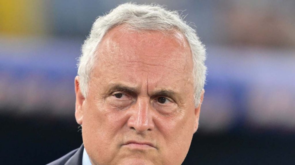 Dalla Lazio alla Premier League, offerta recapitata a Lotito | Stravolgimento nello spogliatoio biancoceleste