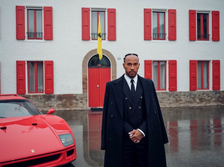 Lewis Hamilton davanti alla casa di Enzo Ferrari - fonte Instagram - ternananews.it