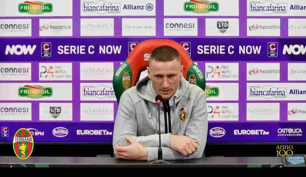 La conferenza di mister Abate pre Ternana-Arezzo: “Visioni diverse con il presidente, ora stringiamoci attorno ai ragazzi”