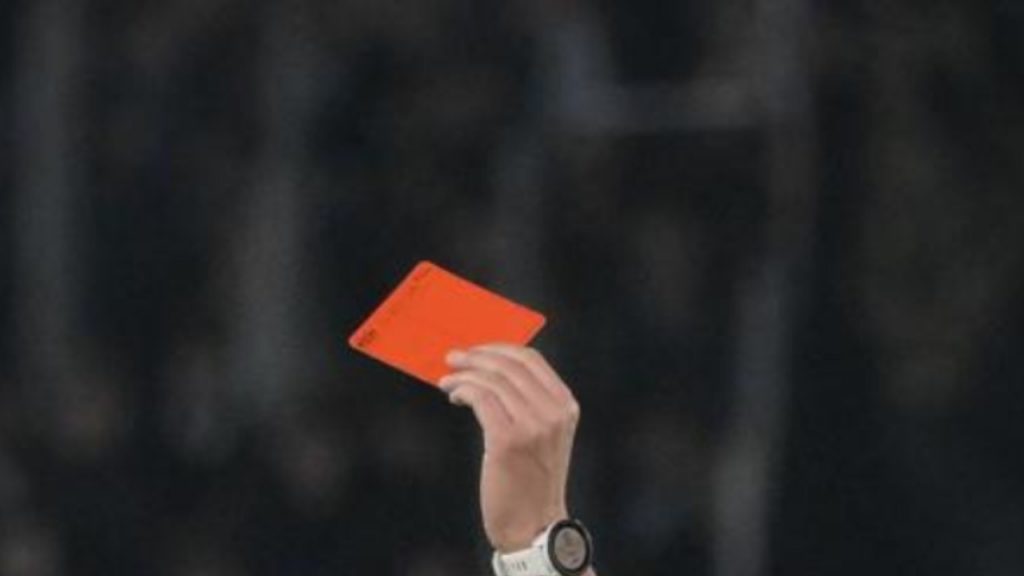 2 mesi di SQUALIFICA | Ha aggredito l’arbitro durante il match: è successo veramente di tutto