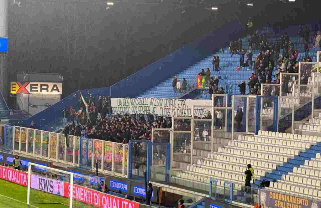 Ternana, lo striscione dei tifosi presenti a Ferrara per Sandro